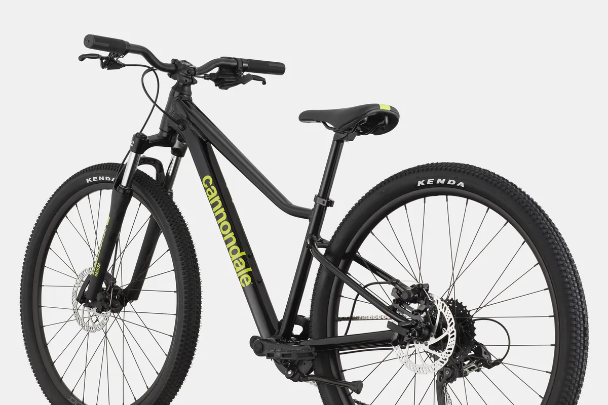 Handlebar and suspension fork of the Cannondale Trail